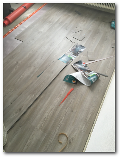 Het leggen van de nieuwe vloer in de huiskamer